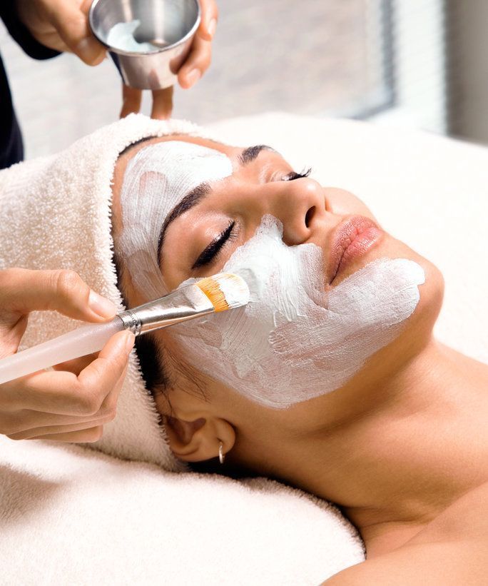 Limpieza facial en una paciente